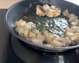 Foto del paso 2 de la receta: Tintorera en salsa, con setas