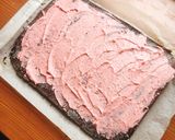 Hình bước làm 5 của món Chocolate raspberry Swiss roll