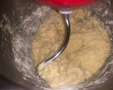 Foto del paso 1 de la receta: Pan casero de ajo relleno de queso y especias🥯🧄🧀🌿