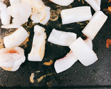 Foto del paso 2 de la receta: Sepia al ajillo con ajo crujiente y pimientos de Padrón