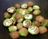 Hình bước làm 3 của món Cà Thái Xanh Xào Lá Tỏi Gấu