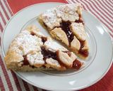 Foto del passaggio 4 della ricetta Crostata con marmellata di fragole