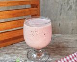 Foto langkah ke 4 dari resep Smoothie Pisang Raspberry.