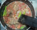 A picture of step 4 of Dumbay ki karhai with black pepper.
