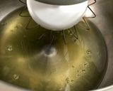 Áfonyás-túrós piskótatekercs mindenmentesen recept fázis 2 fotója