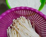 Foto langkah ke 2 dari resep Jamur enoki krispi.
