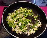 Foto del paso 3 de la receta: Habas con ajos tiernos y huevo flor