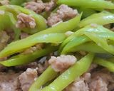 รูปขั้นตอนการทำที่ 3 ของ "หมูสับผัดพริกอ่อน" Stir Fried Minced Pork with Peppers