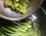 Hình bước làm 1 của món Cải thìa xào nấm hương
