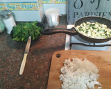 Foto del paso 1 de la receta: Tortilla de calabacín, espinacas, cebolla y especias