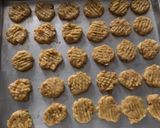 Foto langkah ke 6 dari resep Cornflakes Cheese Cookies.