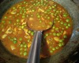 A picture of step 7 of Mushroom Matar curry.