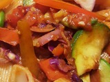 Salteado veraniego de fideos fácil