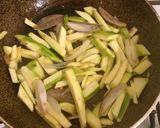 Foto del passaggio 1 della ricetta Pesce spada con zucchine #maniinpastafirenze