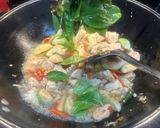 รูปขั้นตอนการทำที่ 2 ของ อกไก่ผัดเต้าเจี้ยวใส่มะเขือโหระพา
