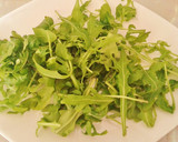 Foto del paso 6 de la receta: Ensalada tibia de rúcula con queso y nueces