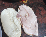 Foto del paso 2 de la receta: Bocadillo de pata asada y tomate aliñado