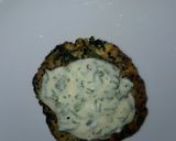 Foto del paso 5 de la receta: Hamburguesa de pollo, quinoa y espinacas con salsa de yogurt
