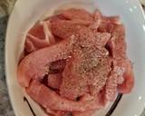 Foto del paso 2 de la receta: Salteado de lomo de cerdo con cebolla y pimientos