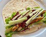 Une image de l'étape 5 de Wraps au poulet avec crudités.