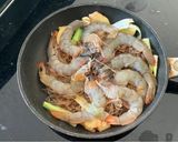 A picture of step 3 of Thai style ginger Prawns with glass noodle baked in claypot - กุ้งอบวุ้นเส้น 🦐.