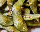 Foto del paso 8 de la receta: Edamame 枝豆 o vaina de soja fresca 🇯🇵🫛 "otoshi" o aperitivo en "izakaya" o taberna, cervecería 🍻Japón