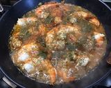 Une image de l'étape 10 de Gambas sauvages à la tomate, câpres et aneth.