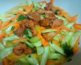 Hình bước làm 3 của món Dưa leo cà rốt xào thịt
