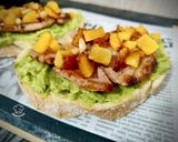 Foto del paso 6 de la receta: Tosta de lomo con aguacate y calabaza trufada con piñones