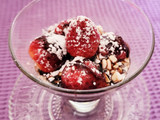 Copa de frutas con queso, nata y salsa de chocolate