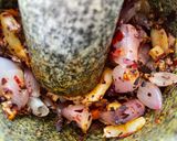 รูปขั้นตอนการทำที่ 3 ของ น้ำพริกมะกอกปลาย่างมะแขว่น🌶️🧄สูตรไม่ใส่ปลาร้า ถั่วเน่า🥹