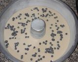 Foto del paso 8 de la receta: Budín de vainilla con chispitas de chocolate