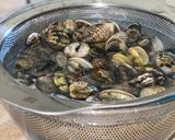 Foto del passaggio 1 della ricetta Mezze Maniche con Vongole, Salicornia e Bottarga