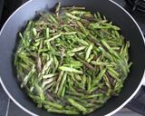 A picture of step 2 of Agrelia (wild asparagus) with eggs.