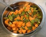 Une image de l'étape 6 de Salade de melon et kiwis au jus de pêches.