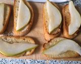 Pas rețetă Crostini cu pere, brânza Brie, cimbru și balsamico 2 fotografie