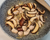 Foto del paso 3 de la receta: Risotto de pollo y champiñones con nata