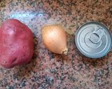Foto del paso 1 de la receta: Ensalada de Atún con papas rúcula cebolla, Huevos y cherry