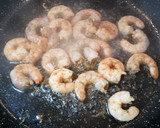Foto del paso 5 de la receta: Gambas chow mein en salsa de ostras con noodles de arroz