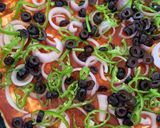 صورة لخطوة 8 من وصفة بيتزا بعجينة الـ10 دقاايق🍕🔥