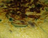 Foto del paso 5 de la receta: Tortilla de patata, calabacín, champis y cebolla de ensalada con ajo y perejil