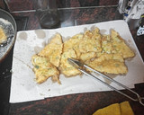 Foto del paso 2 de la receta: Bocadillo de merluza rebozada con ensalada y mayonesa