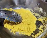 A picture of step 5 of Besan aur gond ke ladoo.