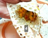 عکس مرحله 4 از دستور سمبوسه مرغ و کالباس + نحوه پیچیدن نان سمبوسه