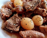 Foto del paso 10 de la receta: Lagarto y salchichas de cerdo con champiñones, patatas y alcachofas