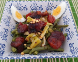 Foto del paso 3 de la receta: Ensalada tibia de judía, ajo, cherry y reducción de soja y miel
