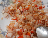 Foto del paso 4 de la receta: Tomates rellenos de langostinos y surimi aderezados con mahonesa y aceite de marisco