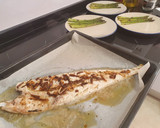Foto del paso 2 de la receta: Merluza con ajo dorado al balsámico y espárragos a la plancha