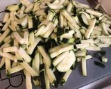 Une image de l'étape 2 de Courgettes marinées citron, ail, épices et coriandre.