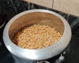 A picture of step 1 of White matar chole.